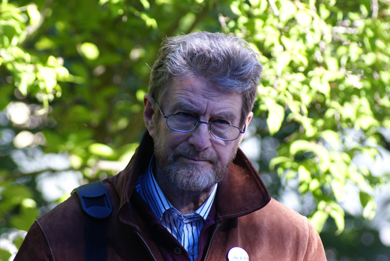 Stig O Persson, styrelseledamot och skådespelare, framförde texter och visor av Jan Fridegård i Fridegårdsparken under frukostmötet.